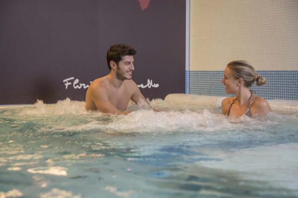 Piscina interna con idromassaggi